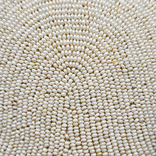 Load image into Gallery viewer, Minaudière perlée vintage, dans le goût de l’Art déco, vers 1950–1960 Le Charme des Violettes - Brocante en ligne