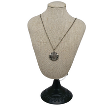 Afbeelding in Gallery-weergave laden, Collier médaillon en argent, pièce de 1 franc belge à l'effigie du Roi Albert Ier, année 1914 Le Charme des Violettes - Brocante en ligne