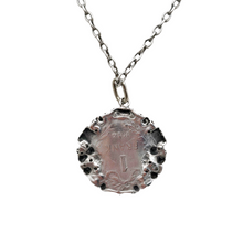 Afbeelding in Gallery-weergave laden, Collier médaillon en argent, pièce de 1 franc belge à l'effigie du Roi Albert Ier, année 1914 Le Charme des Violettes - Brocante en ligne