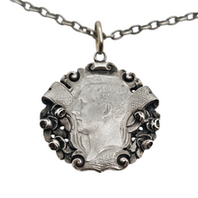 Afbeelding in Gallery-weergave laden, Collier médaillon en argent, pièce de 1 franc belge à l'effigie du Roi Albert Ier, année 1914 Le Charme des Violettes - Brocante en ligne