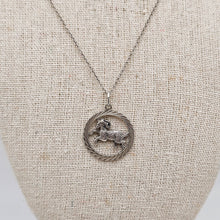 Afbeelding in Gallery-weergave laden, Médaillon Bélier en argent 835, signe du zodiaque, et sa chaîne assortie, années 1940-1960 Le Charme des Violettes - Brocante en ligne