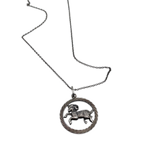 Afbeelding in Gallery-weergave laden, Médaillon Bélier en argent 835, signe du zodiaque, et sa chaîne assortie, années 1940-1960 Le Charme des Violettes - Brocante en ligne