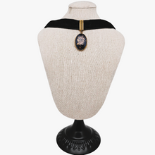 Afbeelding in Gallery-weergave laden, Médaillon en porcelaine de Limoges bleu nuit et or et son tour de cou en velours noir Belle Epoque, années 1900