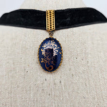 Afbeelding in Gallery-weergave laden, Médaillon en porcelaine de Limoges bleu nuit et or et son tour de cou en velours noir Belle Epoque, années 1900