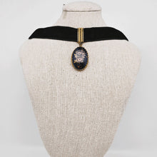 Afbeelding in Gallery-weergave laden, Médaillon en porcelaine de Limoges bleu nuit et or et son tour de cou en velours noir Belle Epoque, années 1900