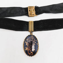 Afbeelding in Gallery-weergave laden, Médaillon en porcelaine de Limoges bleu nuit et or et son tour de cou en velours noir Belle Epoque, années 1900
