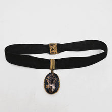 Afbeelding in Gallery-weergave laden, Médaillon en porcelaine de Limoges bleu nuit et or et son tour de cou en velours noir Belle Epoque, années 1900