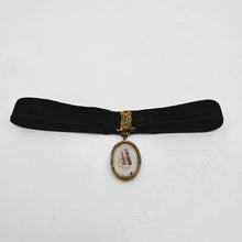 Afbeelding in Gallery-weergave laden, Médaillon en porcelaine de Limoges bleu nuit et or et son tour de cou en velours noir Belle Epoque, années 1900