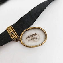 Afbeelding in Gallery-weergave laden, Médaillon en porcelaine de Limoges bleu nuit et or et son tour de cou en velours noir Belle Epoque, années 1900