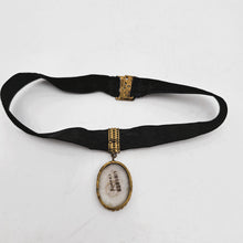 Afbeelding in Gallery-weergave laden, Médaillon en porcelaine de Limoges bleu nuit et or et son tour de cou en velours noir Belle Epoque, années 1900