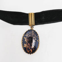 Afbeelding in Gallery-weergave laden, Médaillon en porcelaine de Limoges bleu nuit et or et son tour de cou en velours noir Belle Epoque, années 1900