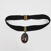 Afbeelding in Gallery-weergave laden, Médaillon en porcelaine de Limoges bleu nuit et or et son tour de cou en velours noir Belle Epoque, années 1900