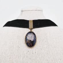 Afbeelding in Gallery-weergave laden, Médaillon en porcelaine de Limoges bleu nuit et or et son tour de cou en velours noir Belle Epoque, années 1900