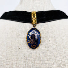 Afbeelding in Gallery-weergave laden, Médaillon en porcelaine de Limoges bleu nuit et or et son tour de cou en velours noir Belle Epoque, années 1900