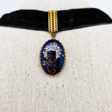 Afbeelding in Gallery-weergave laden, Médaillon en porcelaine de Limoges bleu nuit et or et son tour de cou en velours noir Belle Epoque, années 1900