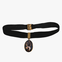 Afbeelding in Gallery-weergave laden, Médaillon en porcelaine de Limoges bleu nuit et or et son tour de cou en velours noir Belle Epoque, années 1900