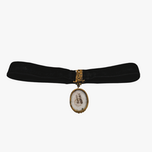 Afbeelding in Gallery-weergave laden, Médaillon en porcelaine de Limoges bleu nuit et or et son tour de cou en velours noir Belle Epoque, années 1900