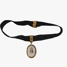 Afbeelding in Gallery-weergave laden, Médaillon en porcelaine de Limoges bleu nuit et or et son tour de cou en velours noir Belle Epoque, années 1900