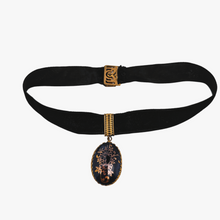 Afbeelding in Gallery-weergave laden, Médaillon en porcelaine de Limoges bleu nuit et or et son tour de cou en velours noir Belle Epoque, années 1900