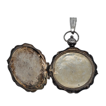 Charger l'image dans la galerie, Médaillon porte-photo Napoléon III en métal argenté ciselé de fleurs et de rinceaux dans l'esprit Louis XV, XIXe