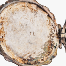 Charger l'image dans la galerie, Médaillon porte-photo Napoléon III en métal argenté ciselé de fleurs et de rinceaux dans l'esprit Louis XV, XIXe