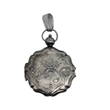 Charger l'image dans la galerie, Médaillon porte-photo Napoléon III en métal argenté ciselé de fleurs et de rinceaux dans l'esprit Louis XV, XIXe