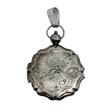 Charger l'image dans la galerie, Médaillon porte-photo Napoléon III en métal argenté ciselé de fleurs et de rinceaux dans l'esprit Louis XV, XIXe