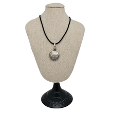 Charger l'image dans la galerie, Médaillon porte-photo Napoléon III en métal argenté ciselé de fleurs et de rinceaux dans l'esprit Louis XV, XIXe