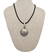 Charger l'image dans la galerie, Médaillon porte-photo Napoléon III en métal argenté ciselé de fleurs et de rinceaux dans l'esprit Louis XV, XIXe