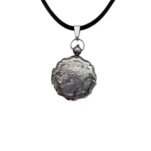 Charger l'image dans la galerie, Médaillon porte-photo Napoléon III en métal argenté ciselé de fleurs et de rinceaux dans l'esprit Louis XV, XIXe