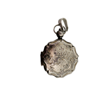 Charger l'image dans la galerie, Médaillon porte-photo Napoléon III en métal argenté ciselé de fleurs et de rinceaux dans l'esprit Louis XV, XIXe