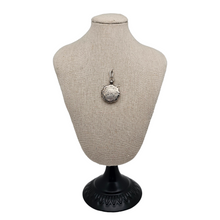 Charger l'image dans la galerie, Médaillon porte-photo Napoléon III en métal argenté ciselé de fleurs et de rinceaux dans l'esprit Louis XV, XIXe