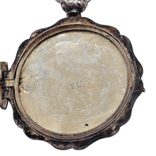 Charger l'image dans la galerie, Médaillon porte-photo Napoléon III en métal argenté ciselé de fleurs et de rinceaux dans l'esprit Louis XV, XIXe