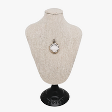 Afbeelding in Gallery-weergave laden, Zilveren Art Nouveau fotohoudermedaillon, jaren 1900