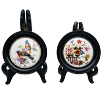 Load image into Gallery viewer, Limoges, Paire de médaillons aux oiseaux et aux fleurs en porcelaine, années 1960-1970