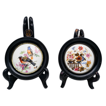 Load image into Gallery viewer, Limoges, Paire de médaillons aux oiseaux et aux fleurs en porcelaine, années 1960-1970