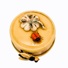 Afbeelding in Gallery-weergave laden, Mètre ruban en galalithe “Fil de Bruxelles” à décor de coccinelle et de fleur, début XXè Le Charme des Violettes - Brocante en ligne