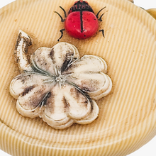 Afbeelding in Gallery-weergave laden, Mètre ruban en galalithe “Fil de Bruxelles” à décor de coccinelle et de fleur, début XXè Le Charme des Violettes - Brocante en ligne