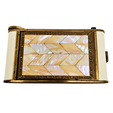 Charger l'image dans la galerie, Minaudière Art déco en laiton doré et nacre, poudrier, manucure & rouge à lèvres, années 1925–1935