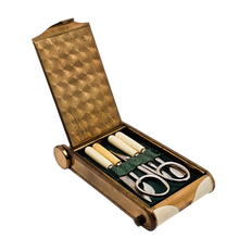 Charger l'image dans la galerie, Minaudière Art déco en laiton doré et nacre, poudrier, manucure & rouge à lèvres, années 1925–1935