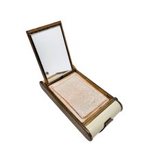 Charger l'image dans la galerie, Minaudière Art déco en laiton doré et nacre, poudrier, manucure & rouge à lèvres, années 1925–1935