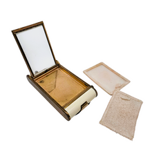 Charger l'image dans la galerie, Minaudière Art déco en laiton doré et nacre, poudrier, manucure & rouge à lèvres, années 1925–1935