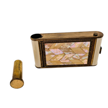 Charger l'image dans la galerie, Minaudière Art déco en laiton doré et nacre, poudrier, manucure & rouge à lèvres, années 1925–1935