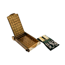 Charger l'image dans la galerie, Minaudière Art déco en laiton doré et nacre, poudrier, manucure & rouge à lèvres, années 1925–1935