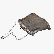 Load image into Gallery viewer, Minaudière Art nouveau en maille en métal argenté, vers 1900