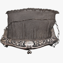 Load image into Gallery viewer, Minaudière Art nouveau en maille en métal argenté, vers 1900