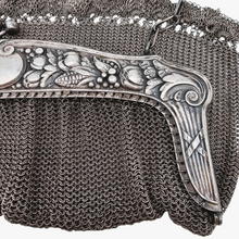 Load image into Gallery viewer, Minaudière Art nouveau en maille en métal argenté, vers 1900