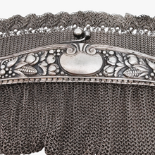 Load image into Gallery viewer, Minaudière Art nouveau en maille en métal argenté, vers 1900