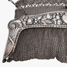 Load image into Gallery viewer, Minaudière Art nouveau en maille en métal argenté, vers 1900