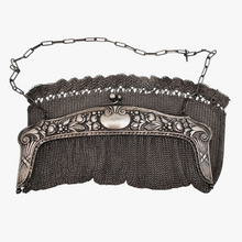 Load image into Gallery viewer, Minaudière Art nouveau en maille en métal argenté, vers 1900